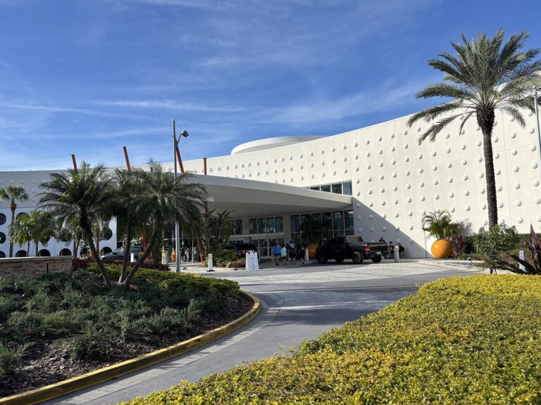 Cabana Bay Beach Resort entrance
