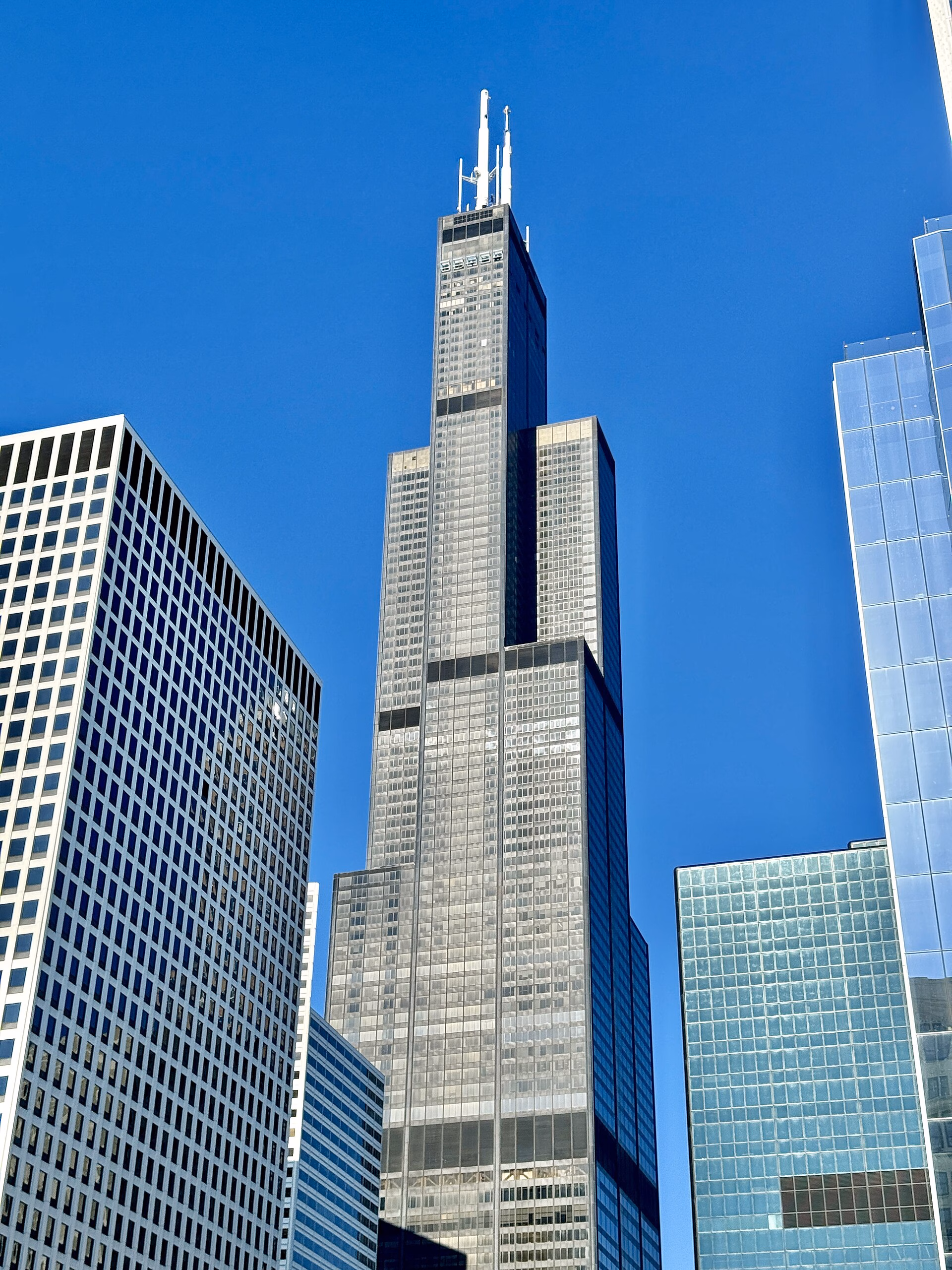 A photograph of the Sears Tower from Wacker Drive, Chicago.