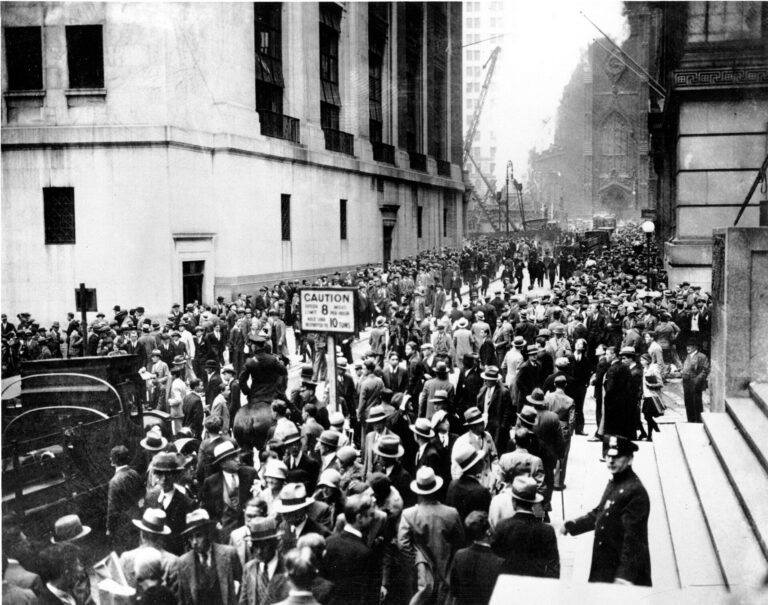 People gathered outside the Stock Exchange building on September 16, 1929