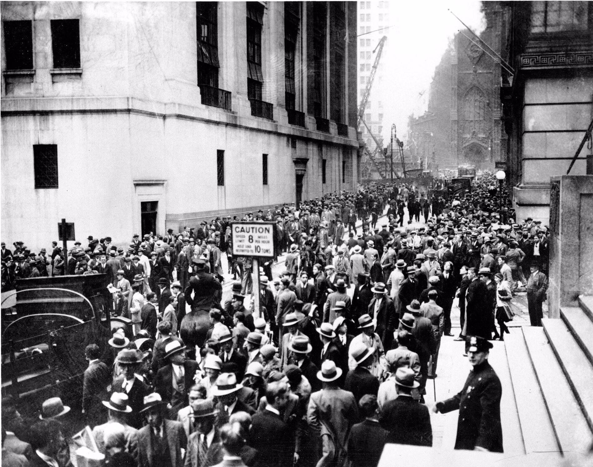 People gathered outside the Stock Exchange building on September 16, 1929