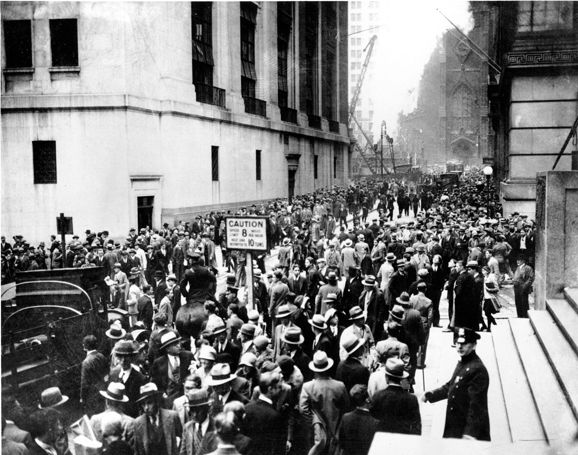 People gathered outside the Stock Exchange building on September 16, 1929