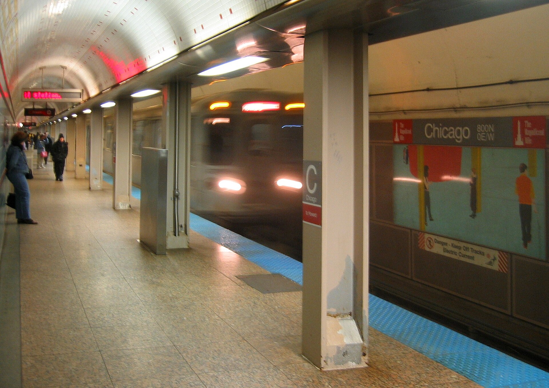 Stations and train on the CTA Red Line in Chicago